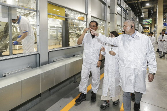 비자레알 사장이 지난 2023년 GM 창원공장을 방문, 글로벌 전략 모델 '트랙스 크로스오버'의 차질 없는 생산 현장을 점검하고 있다. [사진=GM 한국사업장]