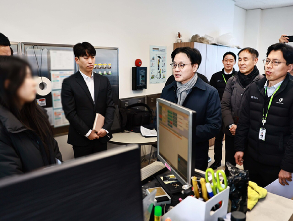 김정관 산업통상부 장관이 19일 범부처 합동점검단과 함께 서울 송파구 정유사 직영 주유소를 불시에 방문해 가격, 유통, 품질 등에 불법행위가 있는지 점검하고 있다. 2026.3.19 [사진=산업통상부]