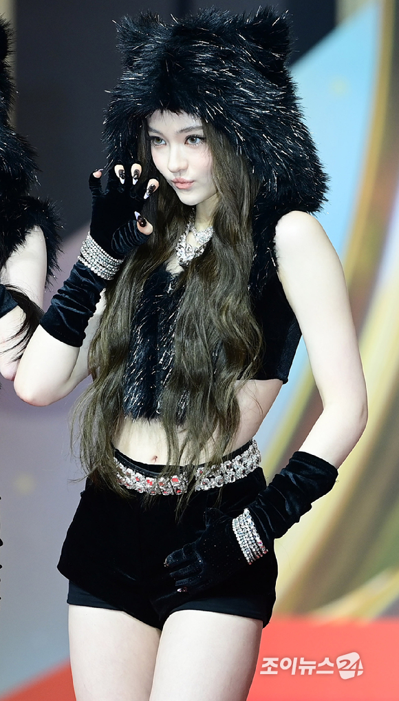 그룹 미야오(MEOVV) 엘라가 25일 오후 인천광역시 중구 운서동 인스파이어 아레나에서 열린 '2025 SBS 가요대전' 레드카펫 행사에 참석하고 있다. [사진=정소희 기자]