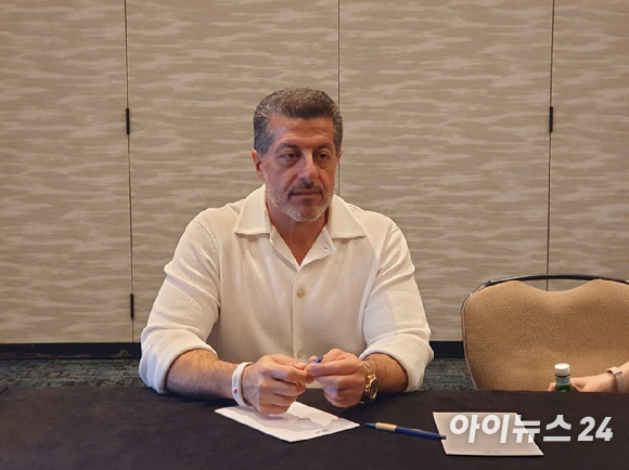 25일 오후(현지시각) 알렉스 카투지안 퀄컴 수석 부사장은 미국 하와이에서 열린 '스냅드래곤 서밋 2023' 현장에서 한국취재진과 공동 인터뷰를 진행하고 있다. [사진=안세준 기자]