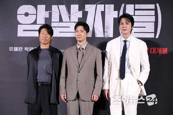 허진호 감독, 배우 유해진, 박해일, 이민호가 10일 오전 서울 용산구 CGV용산아이파크몰점에서 진행된 영화 '암살자(들)'(감독 허진호) 제작보고회에 참석해 포즈를 취하고 있다. [사진=문수지 기자]