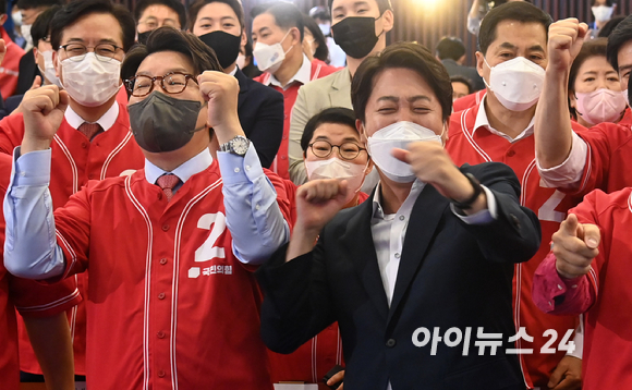 국민의힘 이준석 대표와 권성동 원내대표 등 지도부들이 1일 오후 서울 여의도 국회 도서관 대강당에 마련된 제8회 전국동시지방선거 개표상황실에서 출구조사가 발표 되자 환호하고 있다. [사진=국회사진취재단]