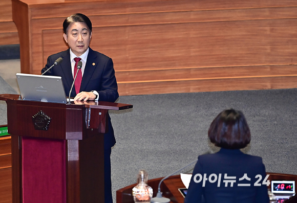 이동관 방송통신위원장이 8일 오후 서울 여의도 국회 본회의장에서 열린 교육·사회·문화 분야 대정부질문에서 배현진 국민의힘 의원 질의에 답하고 있다. [사진=곽영래 기자]