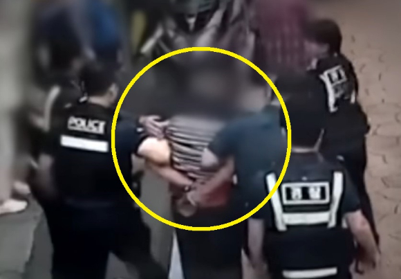 부산의 한 음식점에 흉기를 들고 왔다 체포된 60대 남성 [사진=JTBC '사건반장' 캡처]