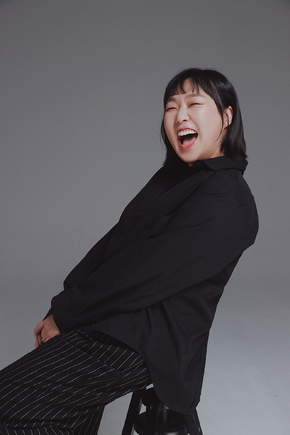 개그우먼 이수지가 인터뷰를 진행했다. [사진=씨피엔터테인먼트 ]