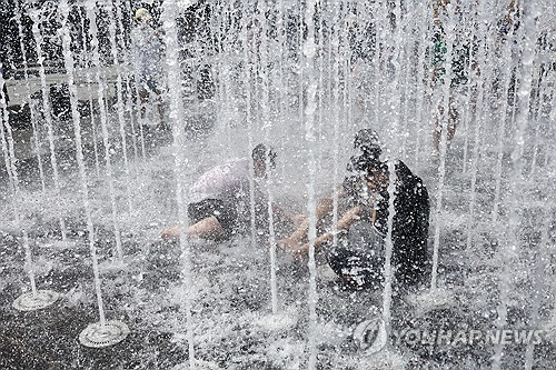 야외 분수에서 물놀이하는 모습. [사진=연합뉴스 자료사진]