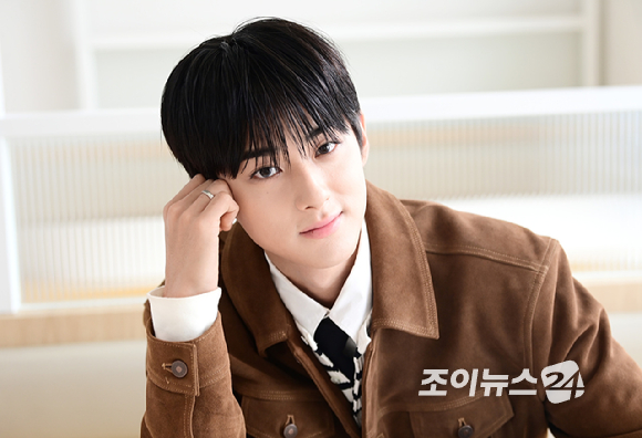 배우 김민규가 서울 영등포구 조이뉴스24에서 진행된 인터뷰에 앞서 포즈를 취하고 있다. 김민규는 tvN 월화드라마 '첫, 사랑을 위하여' 류보현 역을 맡아 무덤덤한 겉모습 속 따뜻한 속내를 지닌 인물을 섬세하게 그려냈다. [사진=정소희 기자]