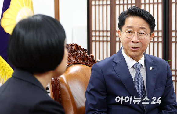 한성숙 국무총리가 7일 오후 서울 여의도 국회에서 조정식 국회의장을 예방해 대화를 나누고 있다. [사진=곽영래 기자]