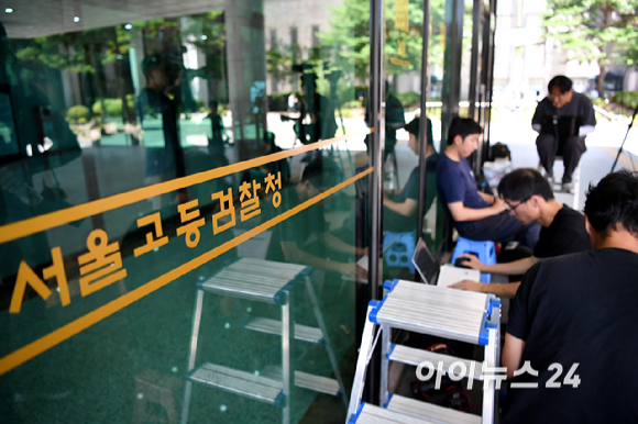 구속 수감된 윤석열 전 대통령이 내란특검에 불출석한 11일 내란특검팀이 근무 중인 서울 서초구 서울고등검찰청 앞에 취재진들이 대기하고 있다. [사진=곽영래 기자]