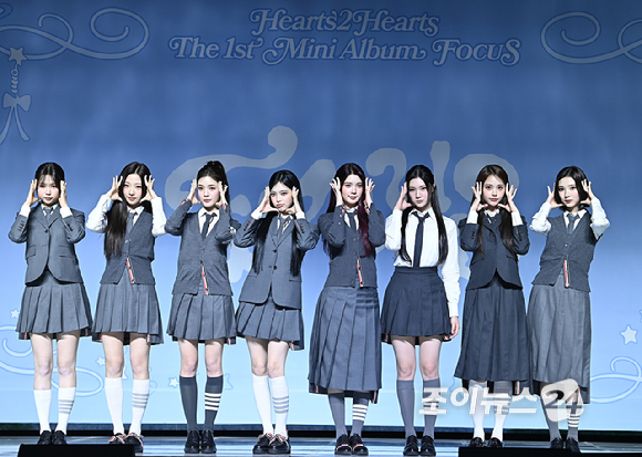 걸그룹 하츠투하츠가 20일 오후 서울 용산구 블루스퀘어에서 열린 첫 미니앨범 'FOCUS'(포커스) 발매 기념 미디어 쇼케이스에서 포토타임을 갖고 있다. [사진=곽영래 기자]