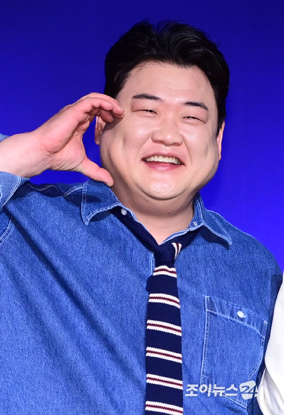 아묻따밴드 김준현이 12일 오후 서울 동숭동 SA홀에서 열린 첫 디지털 싱글 '알고 있잖아' 발매 기념 쇼케이스에 참석하고 있다. [사진=정소희 기자]