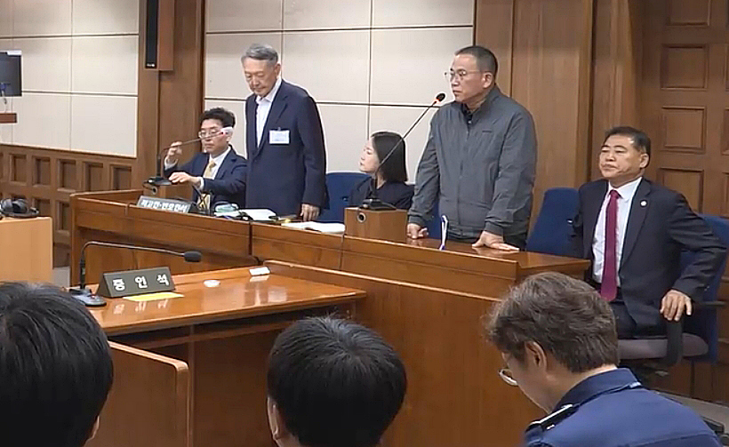정치 브로커 명태균씨로부터 여론조사를 무상으로 받은 혐의로 기소된 윤석열 전 대통령이 7일 서울 서초구 서울고등법원(서울고법)에서 열린 2심 선고 공판에 출석하고 있다. 서울고법 형사7부(구회근 부장판사)는 이날 정치자금법 위반 혐의로 재판에 넘겨진 윤 전 대통령과 명씨에게 모두 무죄를 선고했다. 2026.10.7 [서울고법 제공. 재판매 및 DB 금지] [사진=연합뉴스]