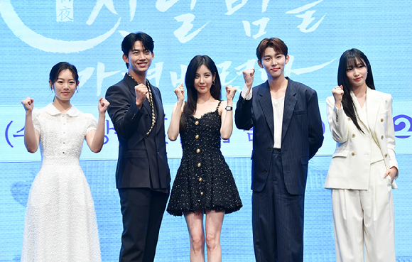 배우 권한솔, 그룹 2PM 옥택연, 소녀시대 서현, 배우 서범준, 지혜원이 11일 오후 서울 구로구 신도림동 더세인트에서 진행된 KBS2 새 수목드라마 '남주의 첫날밤을 가져버렸다' 제작발표회에 참석해 포즈를 취하고 있다. [사진=문수지 기자]