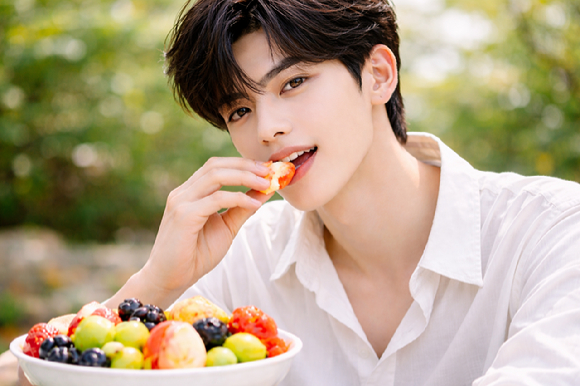 딸기를 매일 일정량 섭취하면 노년층의 혈압과 인지 기능 개선에 도움이 될 수 있다는 연구 결과가 나왔다. 사진은 AI 생성 이미지로, 본 기사 내용과 무관. [사진=챗GPT]