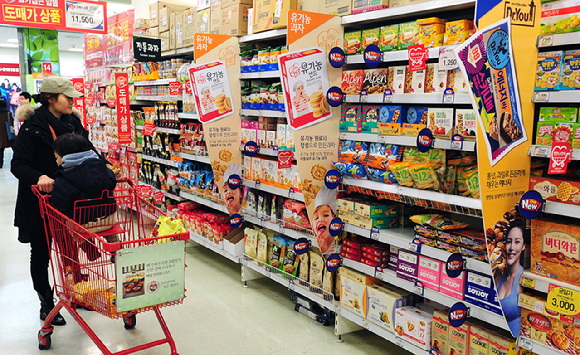 8일 업계에 따르면 프로틴 트렌드와 건강에 좋은 음식을 찾는 소비자들의 선호가 맞물리면서 업계도 단백질 제품군을 확대하고 나섰다. 사진은 소비자가 마트에서 과자를 살펴보고 있는 모습. [사진=조성우 기자]