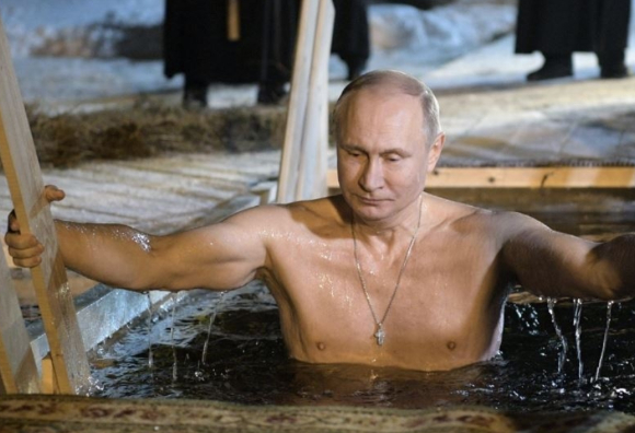 푸틴 대통령이 얼음물에 입수하고 있다. [사진= 크렘린풀/연합뉴스]