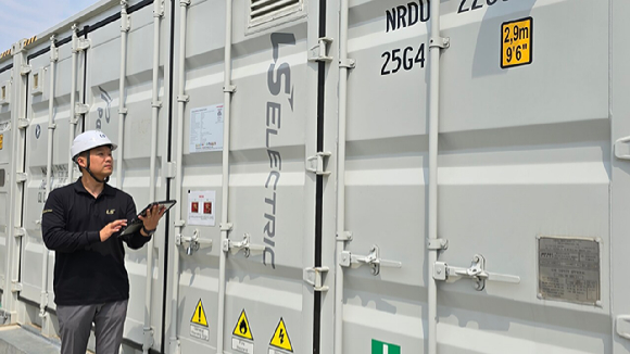 LS일렉트릭 관계자가 일본 홋카이도에 설치돤 계통연계 ESS를 점검하고 있다. [사진=LS일렉트릭]