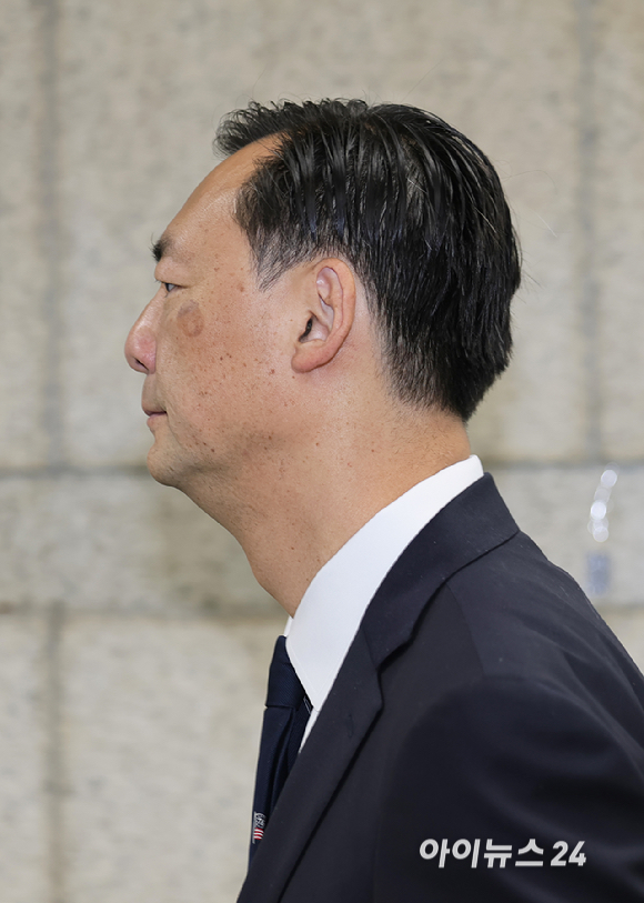 '정보통신망이용촉진및정보보호등에관한법률위반(명예훼손) 등 혐의' 를 받는 모스탄 전 미국 리버러티대학교 교수가 16일 서울 서초구 서울중앙지방법원에서 1차 공판에 출석하고 있다. [사진=곽영래 기자]