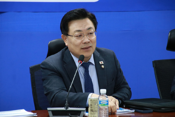 개혁신당 이준석 의원이 지난달 13일 서울 여의도 소통관에서 더불어민주당의 가짜뉴스 신고 시스템 '민주파출소'의 불법성을 지적하며 폐쇄를 촉구하고 있다. 2025.1.13 [사진=연합뉴스]