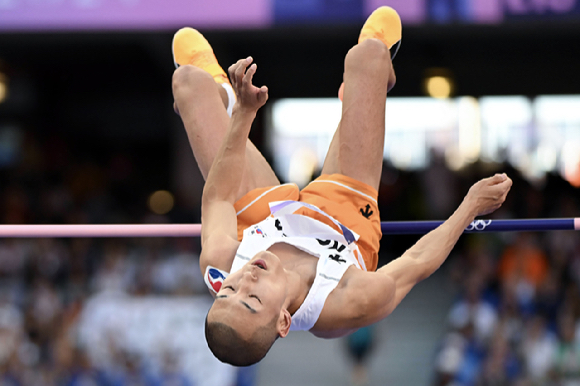 우상혁이 11일(한국시간) 프랑스 파리 스타드 드 프랑스에서 열린 2024 파리 올림픽 육상 남자 높이뛰기 결승에서 2m 17을 1차 시기에 성공하고 있다. [사진=뉴시스]