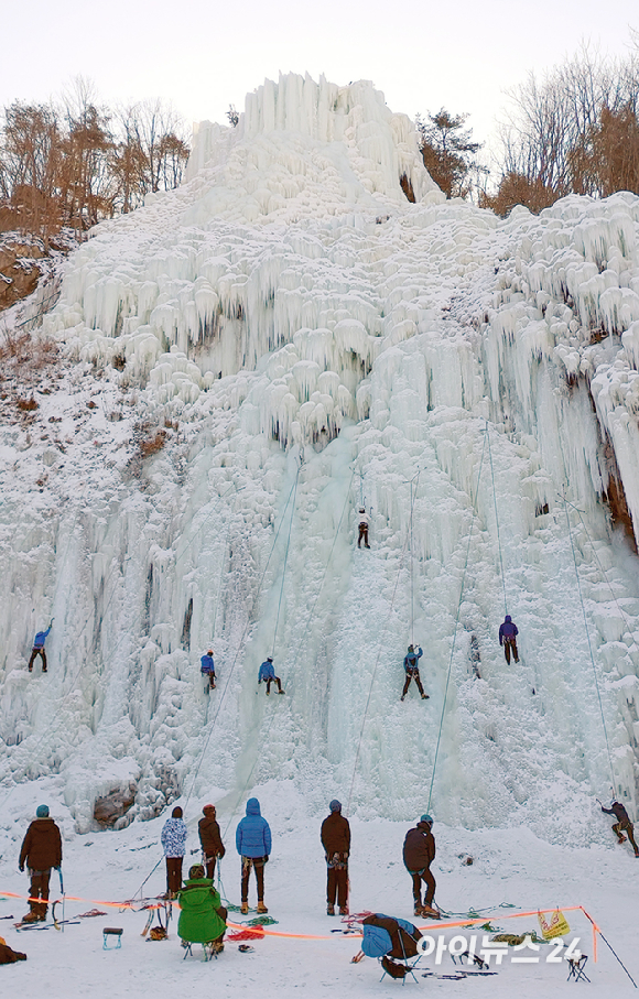 24일 강원도 양구군 국토정중앙면 용소아이스파크에서 한 클라이머가 고난도 빙벽을 오르고 있다. [사진=정소희 기자]