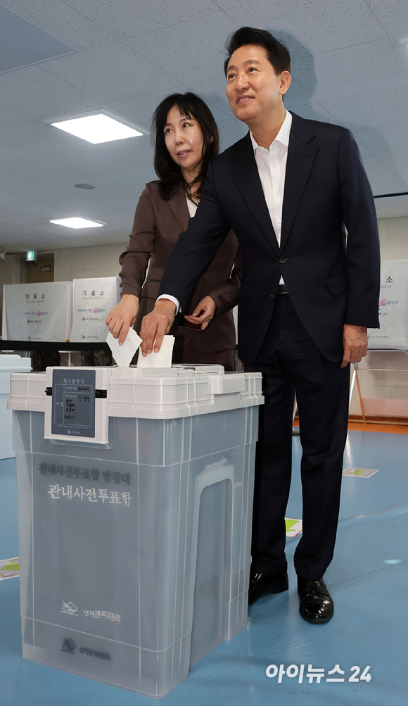 제9회 전국동시지방선거 사전투표 첫날인 29일 오전 서울 용산구 한남동주민센터에 마련된 사전투표소에서 오세훈 국민의힘 서울시장 후보와 부인 송현옥 씨가 투표하고 있다. [사진=정소희 기자]