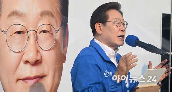 이재명 더불어민주당 대선 후보가 29일 오후 서울 서초구 고속버스터미널 앞에서 유세를 하고 있다. [사진=곽영래 기자]