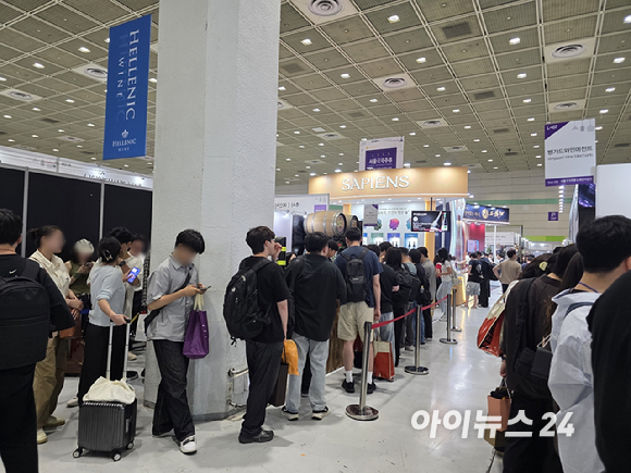 18일 서울 삼성동 코엑스에서 열린 '2026 서울국제주류&와인박람회'에서 관람객들이 주류 시음을 위해 줄을 서 있다. [사진=구서윤 기자]