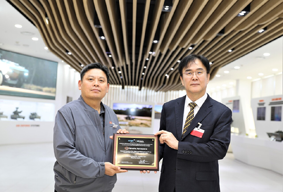 안홍규 한화에어로스페이스 임원(왼쪽)과 정상욱 CMMI High Maturity 선임심사원(ITQC 대표)가 인증 후 기념촬영을 하고 있다. [사진=한화에어로스페이스]