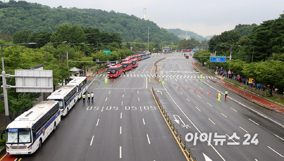 11일 오후 서울 마포구 상암동 서울월드컵경기장에 2023 새만금 세계스카우트 잼버리 폐영식에 참가하는 각국 스카우트 대원들을 태운 버스가 도착하고 있다. [사진=한국온라인사진기자협회 공동취재단]