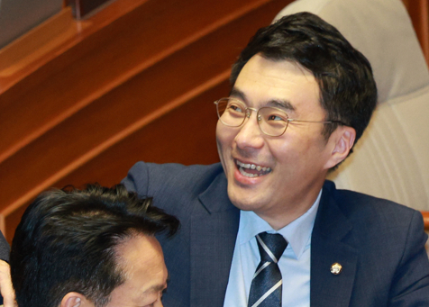 김남국 무소속 의원이 지난해 11월 9일 오후 서울 여의도 국회에서 열린 제410회국회(정기회) 제11차 본회의에서 동료 의원들과 밝은 표정으로 인사를 나누고 있다. [사진=뉴시스]