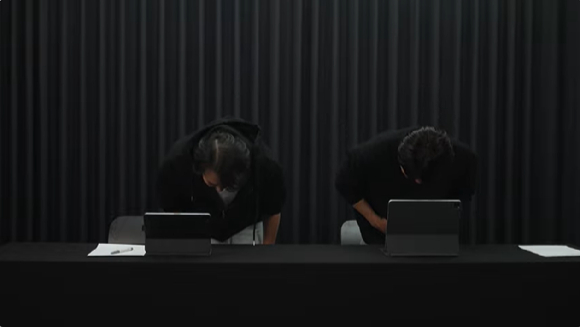 소인섭 아이온2 사업실장(좌측)과 김남준 PD가 긴급 라이브를 통해 이용자에게 사과하고 있다. [사진=엔씨소프트]