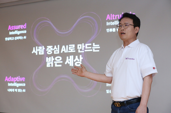 전병기 LG유플러스 AX기술그룹장(전무)이 기자간담회에서 4A 전략에 대해 소개하는 모습 [사진=LGU+]