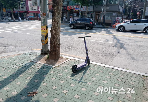 길거리에 전동킥보드가 방치돼 있다. [사진=아이뉴스24DB(독자 제공)]