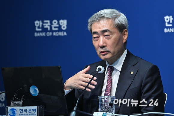 신현송 한국은행 총재가 16일 오전 서울 중구 한국은행에서 열린 금융통화위원회 통화정책방향 기자간담회에서 발언하고 있다. [사진=사진공동취재단 ]