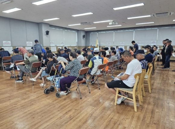 민생 회복 소비 쿠폰 신청 첫날인 21일 시흥시 신천동 행정복지센터에서 신청자들이 대기하고 있다. [사진=시흥시]