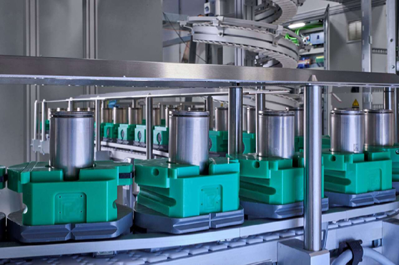 BMW그룹 직원이 배터리 셀 생산 공정을 감독하고 있다. [사진=BMW그]