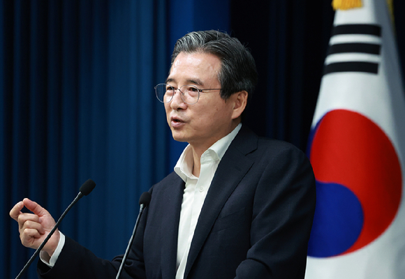 김용범 대통령실 정책실장이 지난달 31일 서울 용산 대통령실 청사에서 한미 관세 협상 타결 관련 브리핑 뒤 취재진의 질문에 답하고 있다. [사진=연합뉴스]
