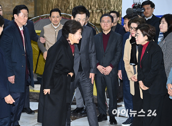 박근혜 전 대통령이 22일 쌍특검(통일교&middot;민주당 공천 뇌물 특검)을 요구하며 8일째 단식을 이어가는 국민의힘 장동혁 대표의 단식 현장을 방문해 대화를 나누고 있다. [사진=곽영래 기자]