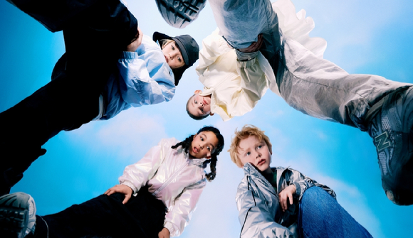 이랜드 뉴발란스 키즈의 '에어라이트 바람막이' 캠페인 화보컷. [사진=이랜드]