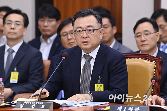 김성보 서울시장 권한 대행이 20일 국회 국토교통위원회에서 열린 GTX-A 삼성역 공사 현장 철근 누락 관련 현안 질의에서 의원 질의에 답변하고 있다. [사진=곽영래 기자]