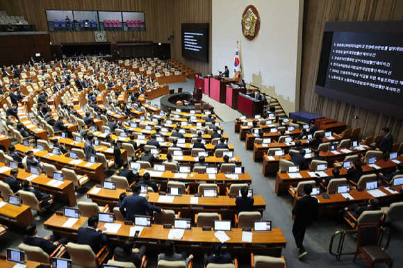 26일 오후 서울 여의도 국회에서 열린 제418회국회(정기회) 제9차 본회의에서 방송 4법과 '전 국민 25만원 지원법'(민생회복지원금지급 특별조치법), '노란봉투법'(노동조합·노동관계조정법 개정안)에 재의의 건이 부결되고 있다. 2024.09.26. [사진=뉴시스]