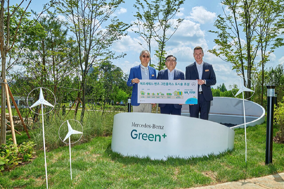 메르세데스-벤츠 사회공헌위원회 관계자들이 서울 보라매 공원에 조성된 '그린플러스 도시숲'에서 기념촬영하고 있다. [사진=메르세데스-벤츠 사회공헌위원회]