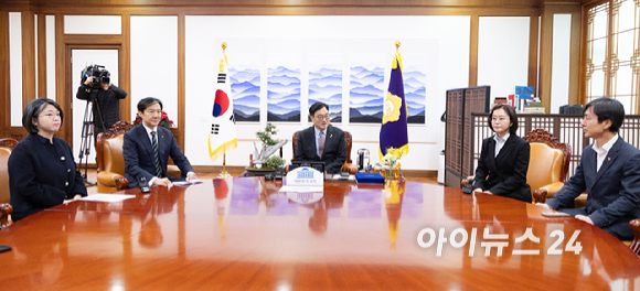 우원식 국회의장이 11일 서울 여의도 국회 의장집무실에서 열린 개혁진보 4당 정치개혁 연석회의 면담에서 용혜인 기본소득당 대표, 조국 조국혁신당 대표, 김재연 진보당 상임대표, 한창민 사회민주당 대표와 인사하고 있다. [사진=곽영래 기자]