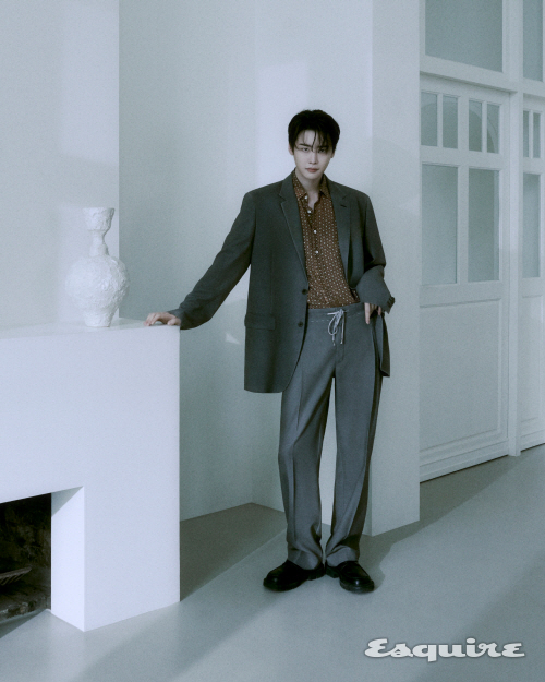 배우 이종석이 화보 촬영에서 포즈를 취하고 있다. [사진=에스콰이어]