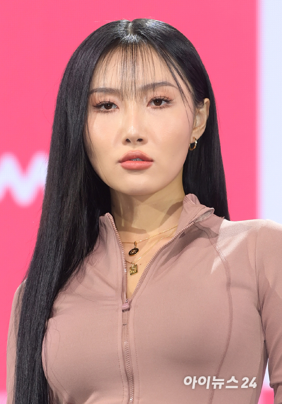 그룹 마마무 화사가 11일 오후 서울 광진구 예스24라이브홀에서 진행된 마마무(MAMAMOO) 열두 번째 미니앨범 '마이크 온(MIC ON)' 쇼케이스에서 포즈를 취하고 있다. [사진=정소희 기자]