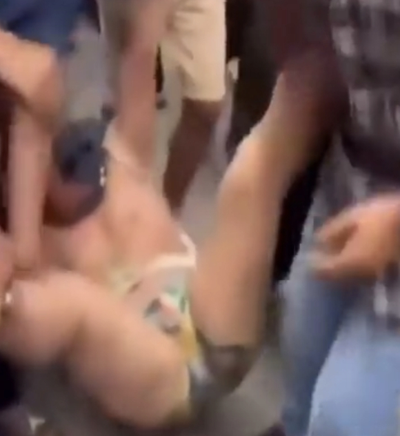 네팔에서 대규모 반정부 시위가 유혈 사태로 번진 가운데, 재무장관이 속옷 차림으로 시위대에 끌려다니는 영상이 퍼지며 눈길을 끌고 있다. 사진은 해당 장관으로 추정되는 인물. [사진=reddit]