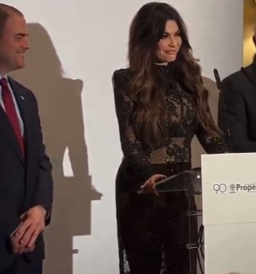 킴벌리 길포일 주그리스 미국대사가 공식 외교행사에서 입은 비치는 듯한 드레스가 논란이다. [사진=인스타그램 @elegantview.gr]