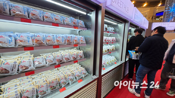 19일 서울 여의도 IFC몰 '페이스페이 기프트 팩토리' 팝업스토어에 놓인 페이스페이 전용 단말기. 서비스를 가입하고 해당 단말기에 얼굴을 갖다 대면 1초 만에 결제가 완료된다. [사진=진광찬 기자]