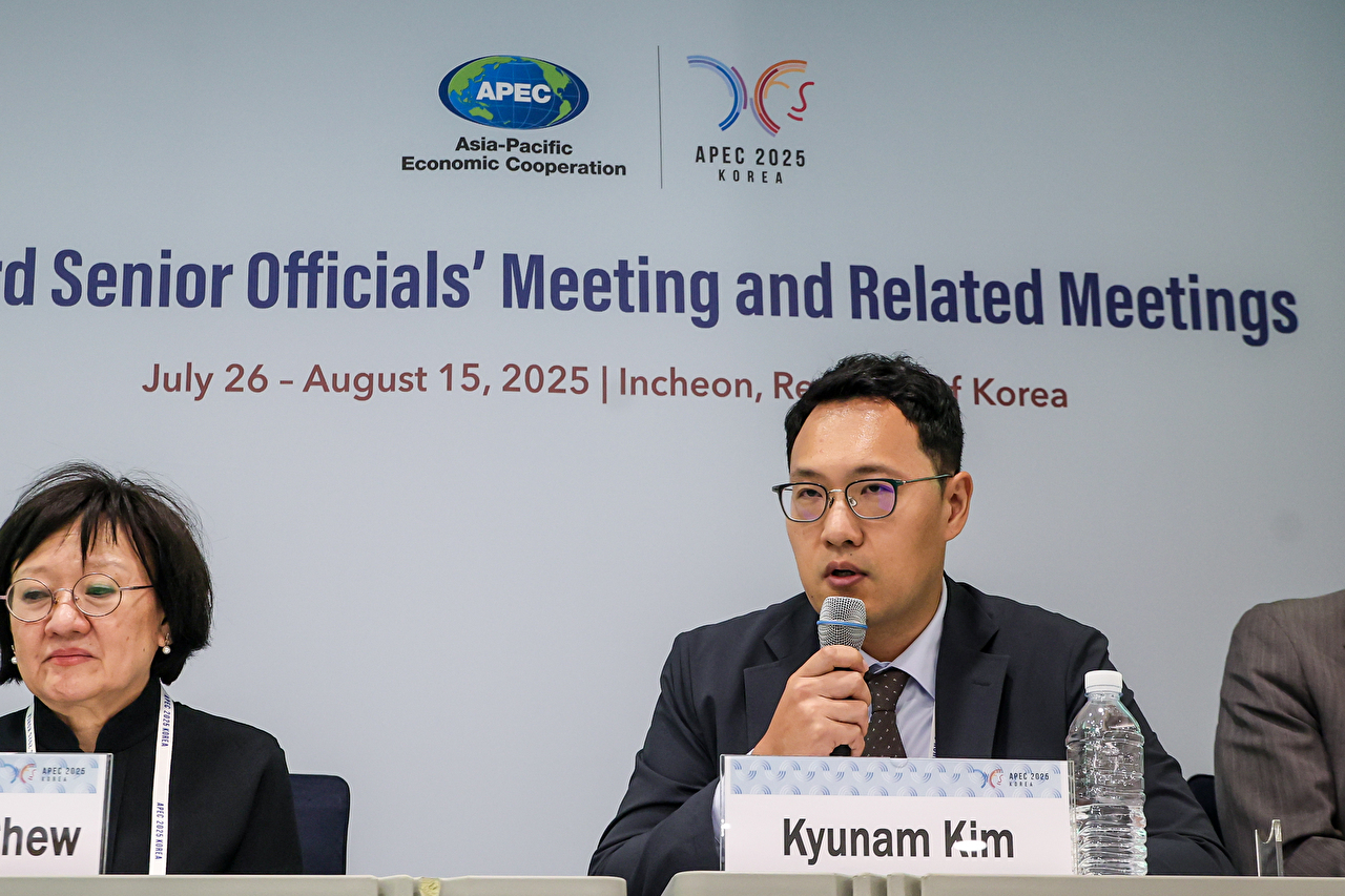 지난 6일 인천 송도 컨벤시아에서 '불법 스트리밍 단속을 위한 접근법과 전략'을 주제로 열린 APEC 국제 워크숍에서 김규남 네이버웹툰 최고위기관리책임자(CRO)가 발표하고 있다. [사진=네이버웹툰]